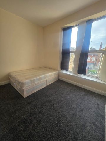 1 Bed Flat, York Road, IG1 - Photo 4