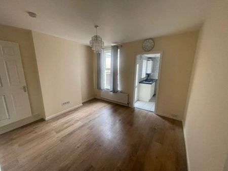 3 bedroom end of terrace house to rent - Photo 3