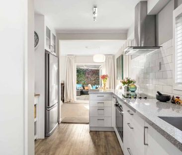 Spacious Open-Plan Living with Comfort & Privacy - Photo 4