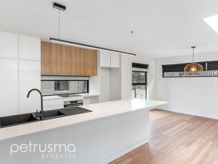 Executive Town House - Photo 2