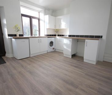 3 Bedroom House - Mid Terrace To Let - Photo 3