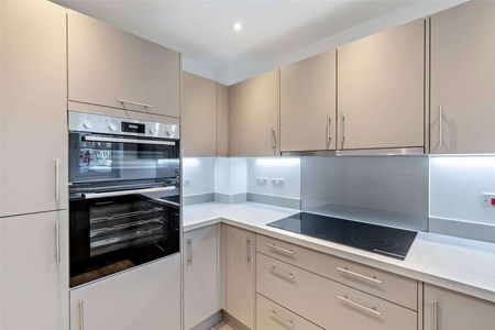 A modern three bed family home with private garden and parking - Photo 3