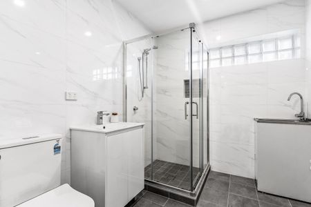 Spacious & Private Flat in a Prime Marrickville Location - Photo 4