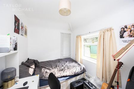 6 bedroom semi-detached house to rent - Photo 3