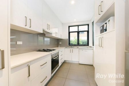 SPACIOUS & MODERN 3 BEDROOM TOWNHOUSE - Photo 4