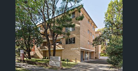 Bright & Airy Apartment in convenient location - Photo 3