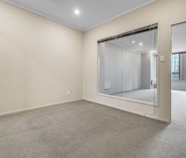 Close to the centre of it all! - Photo 5