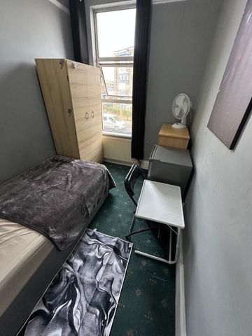Room in a Shared House, Wrottesley Road, NW10 - Photo 3