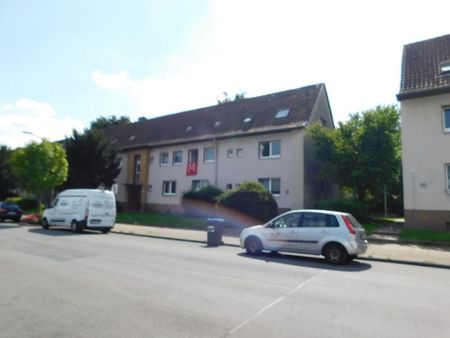 Großzügige 4-R-Erdgeschosswohnung mit gemeinschaftlicher Rasenfläche hinterm Haus! - Photo 2