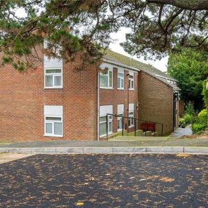 Burhill Grove, Pinner, HA5 - Photo 2