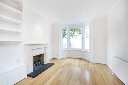 Stunning four bedroom family house in the heart of Parsons Green with double reception, fabulous contemporary kitchen / dining room, 4 bedrooms and a decked garden. - Photo 2