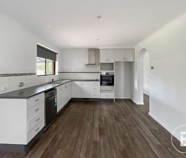 SPACIOUS FAMILY LIVING IN POPULAR ALFREDTON - Photo 2