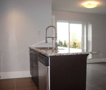 ****Stunning Above Ground 1 bedroom town home style suite new home**** - Photo 3