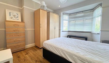 Room in a Shared House, South Park Crescent, SE6 - Photo 4