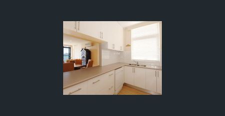 Great apartment in prime location with water views - Photo 4