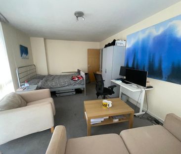 1 bedroom in a flat share to rent - Photo 1
