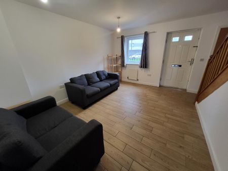 4 bedroom semi-detached house to rent - Photo 2