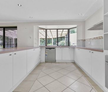 Comfortable Family Living Close to the Noosa River - Photo 6