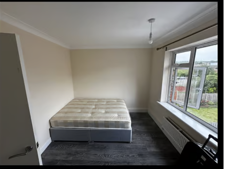 1 bedroom in a house share to rent - Photo 2