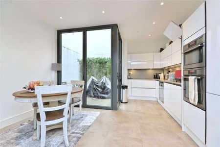 Three bedroom town house to let within close proximity to Marylebone Train Station - Photo 3