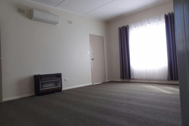 NEAT, TIDY & CENTRAL! - Photo 1