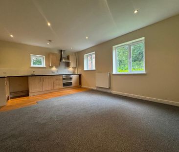 2 bedroom coach house to rent - Photo 1