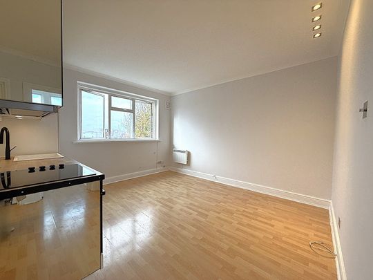 2 bedroom top floor flat, Fernhead Road, London, W9 3ET - Photo 1