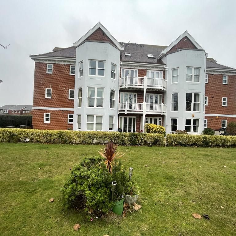 2 bedroom ground floor flat to rent - Photo 1