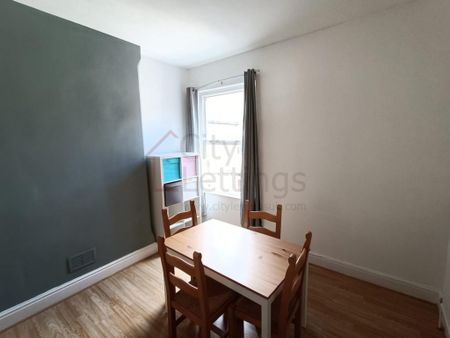 4 bedroom flat to rent - Photo 2