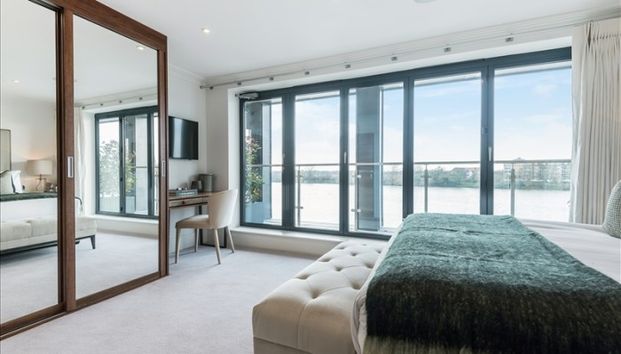 Three Bedroom Flat to rent in London - Photo 1