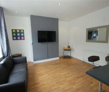 4 Bedroom Terraced House - Photo 4