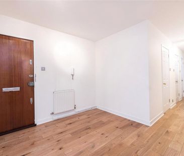 3 bedroom flat to rent - Photo 2