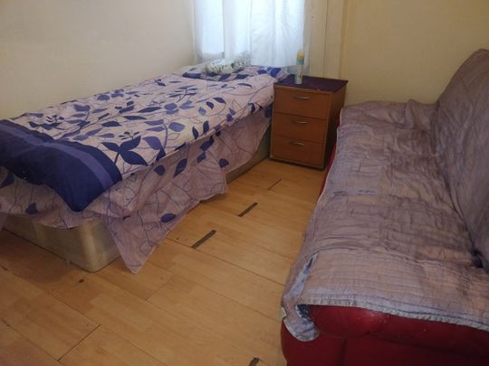 Room in a Shared House, Selby Road, E13 - Photo 1