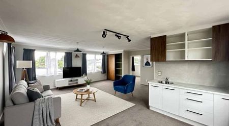 Large 250sqm Family Home - 3 Living Areas - Photo 2