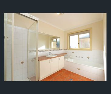 Stunning 4-Bedroom Family Haven with Huge Shed – Prime Location Nea... - Photo 5