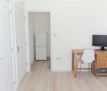 1 bedroom in a house share to rent - Photo 6