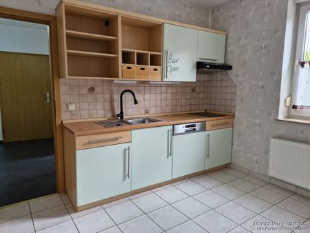 Kleine Wohnung mit Du, PKW-Stellplatz und EINBAUKÜCHE in Zwickau-Planitz zu vermieten! - Photo 2