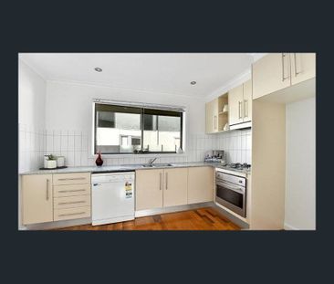 Spacious One Bedroom Apartment with Carpark - Photo 3