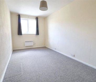 A two bedroom first floor purpose built flat in Weston High Street ... - Photo 4