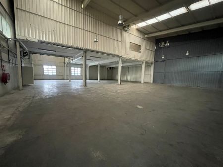Ruim Magazijn met Kantoorruimte te Huur op Toplocatie - Kontich (Satenrozen) - Photo 2