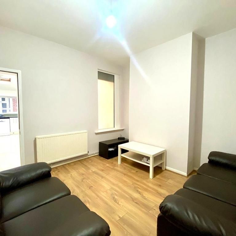 4 bedroom terraced house to rent - Photo 1