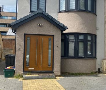 Room in a Shared House, North Drive, TW3 - Photo 5