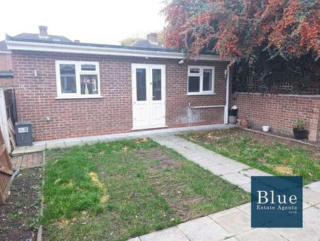 Avenue Crescent, Hounslow, TW5 - Photo 2