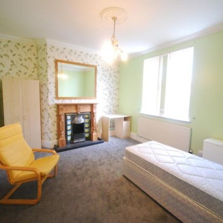 Spacious 5 bedroom mid terrace. Close to university and amenities - Photo 1