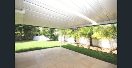 Family Home with 4 Bedrooms and Large Garage. 12-month lease with mid-term rent increase on 27/08/2026 to $800 per weekly - Photo 5