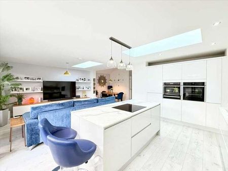 Leigh On Sea, SS9 - Photo 2