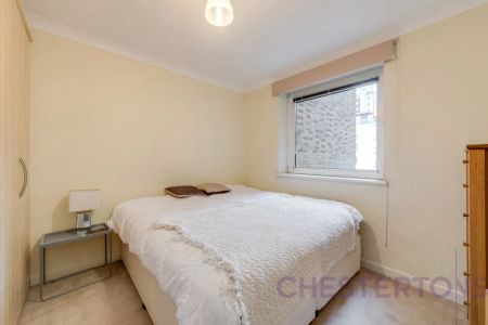 2 bedroom flat in London - Photo 4