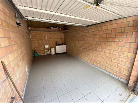 INSTAPKLAAR GELIJKVLOERS APPARTEMENT OP DE MARKT IN RUISELEDE MET 2 SLPKS EN GARAGE - Photo 3