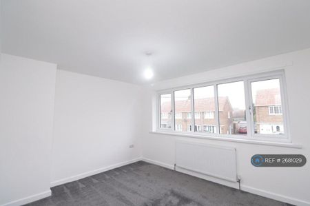 3 bedroom semi-detached house to rent - Photo 2