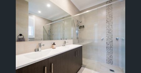 Gorgeous Villa Style Home with Sparking Pool in Bundall - Photo 5